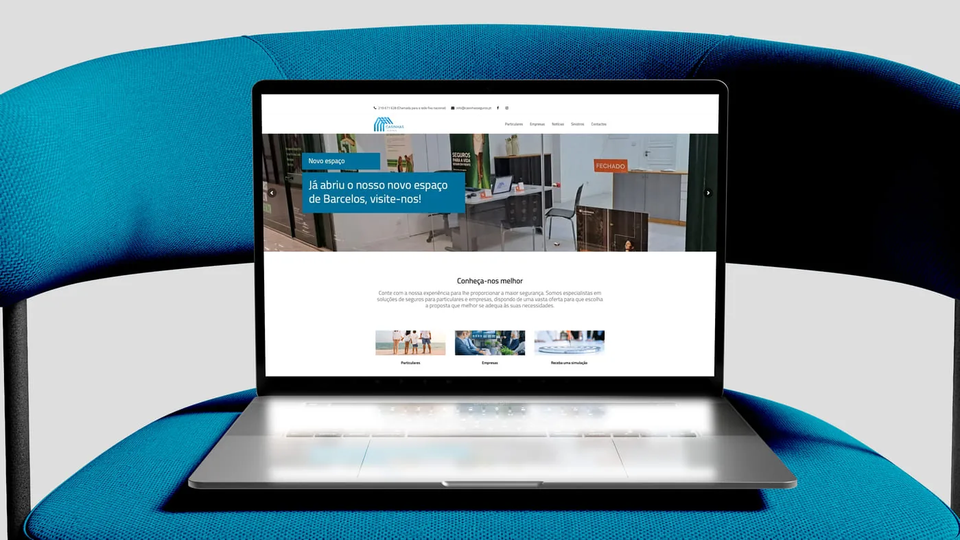 Website da Casinhas Seguros, apresentado num portátil