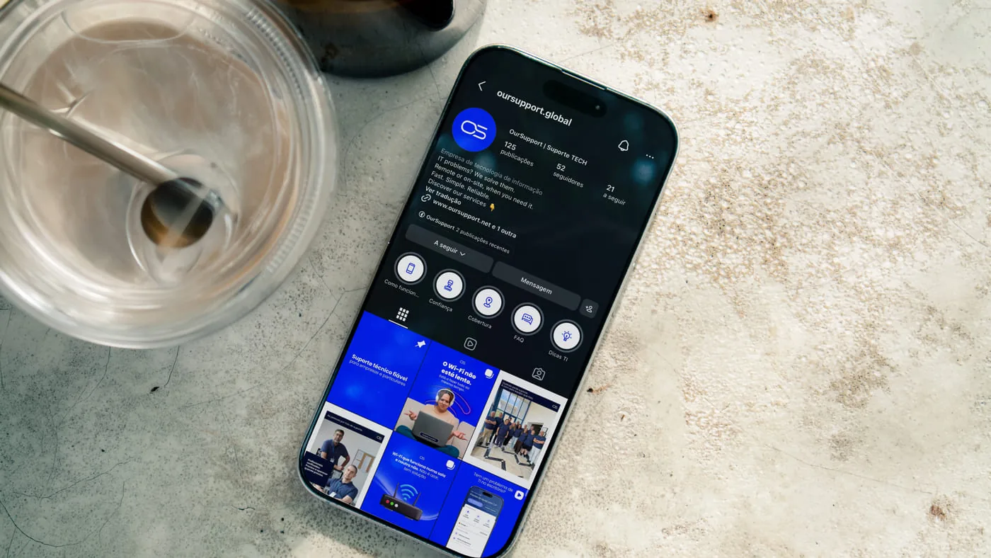 Perfil de Instagram da OurSupport num telemóvel