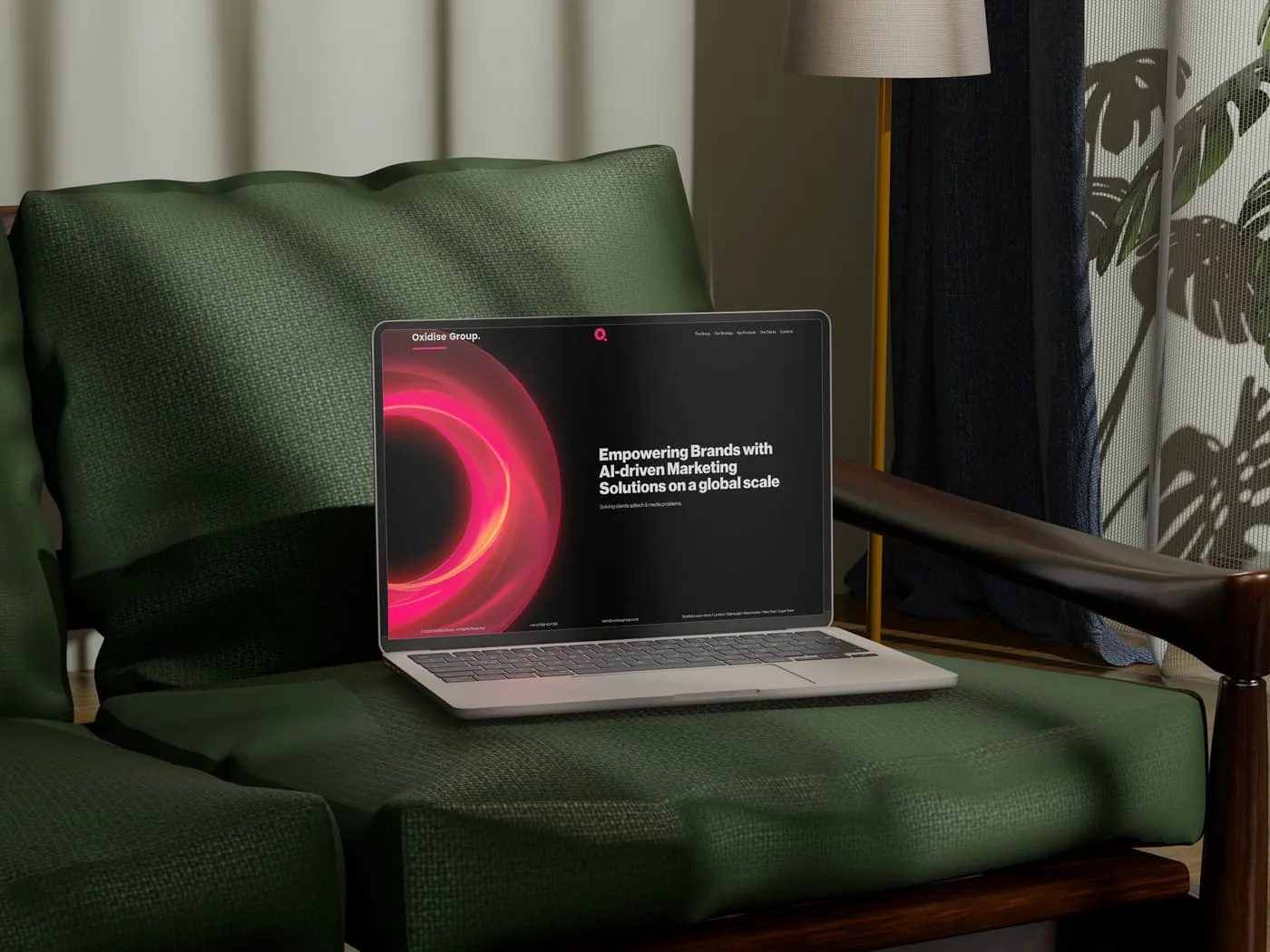 Website da Oxidise Group aberto num portátil, com fundo em gradiente néon