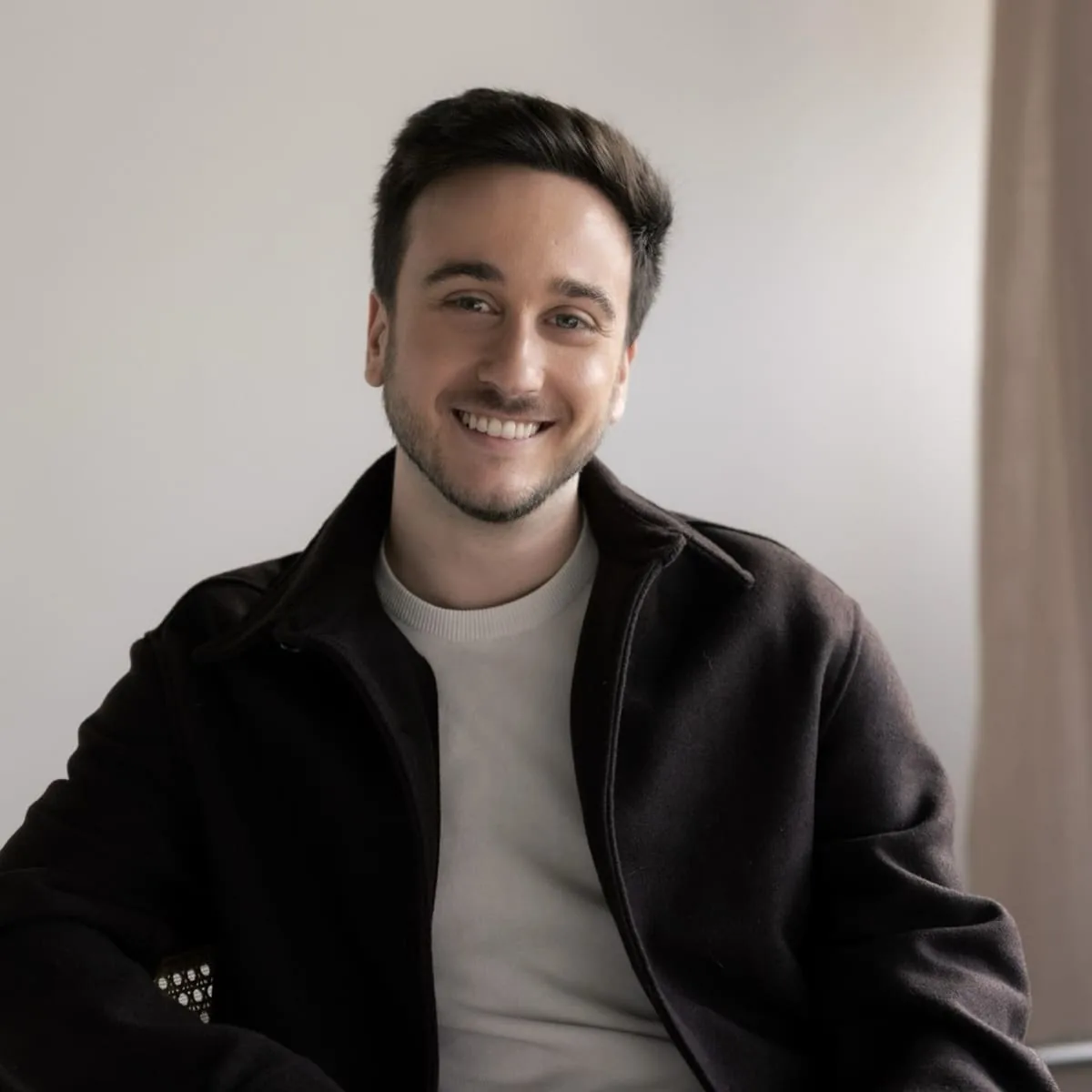 André Oliveira, fundador da Sixfold studio, no seu espaço de trabalho
