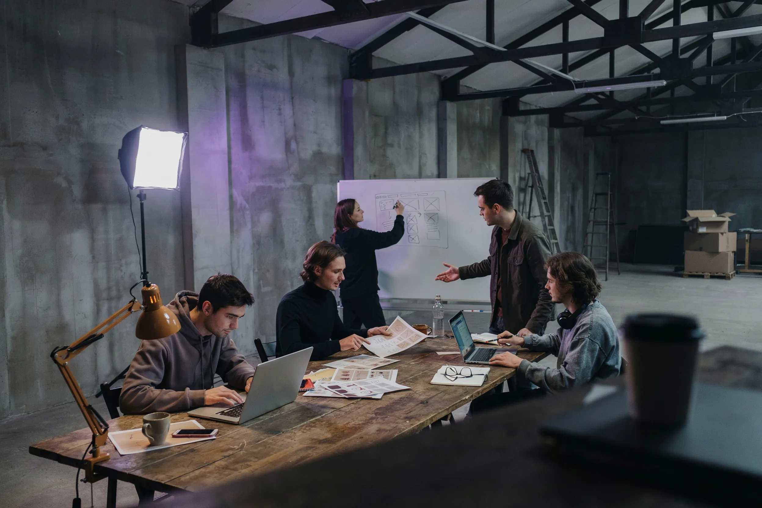 Equipa da Sixfold studio a trabalhar em conjunto no estúdio